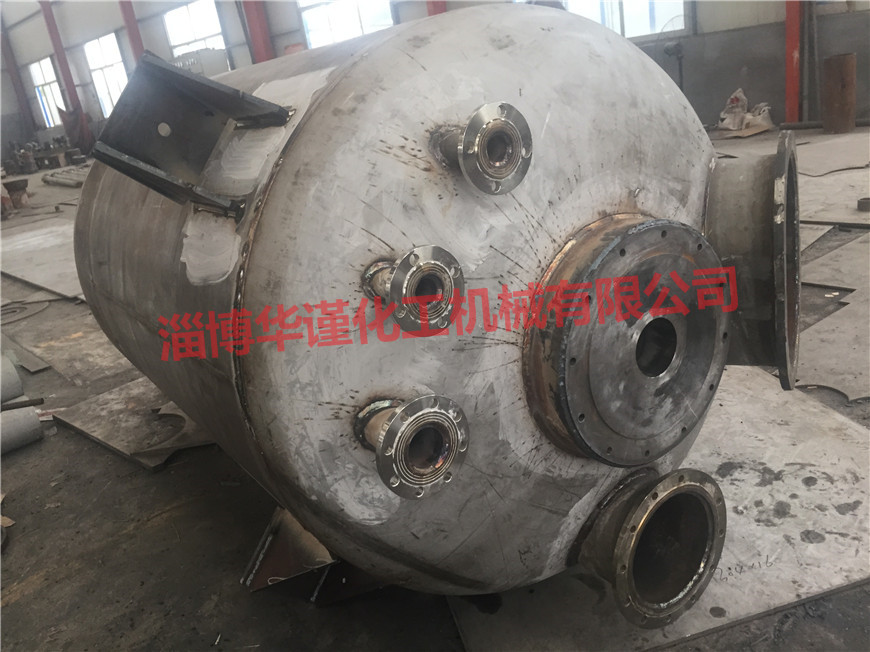 加工中的不銹鋼反應(yīng)罐